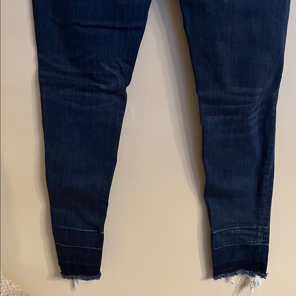 American Eagle Outfitters Dark Wash Jegging Distressed Raw Hem Size 6 - Picture 6 of 13